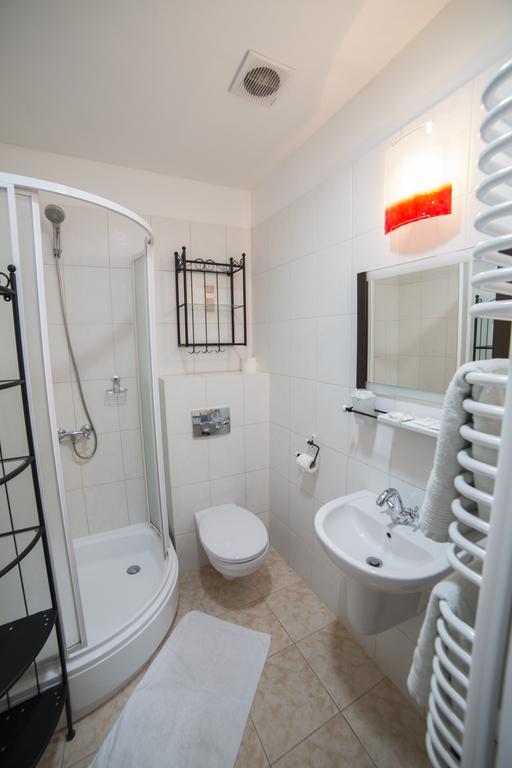 Hotel Zamkowy Mlyn Krapkowice Zimmer foto